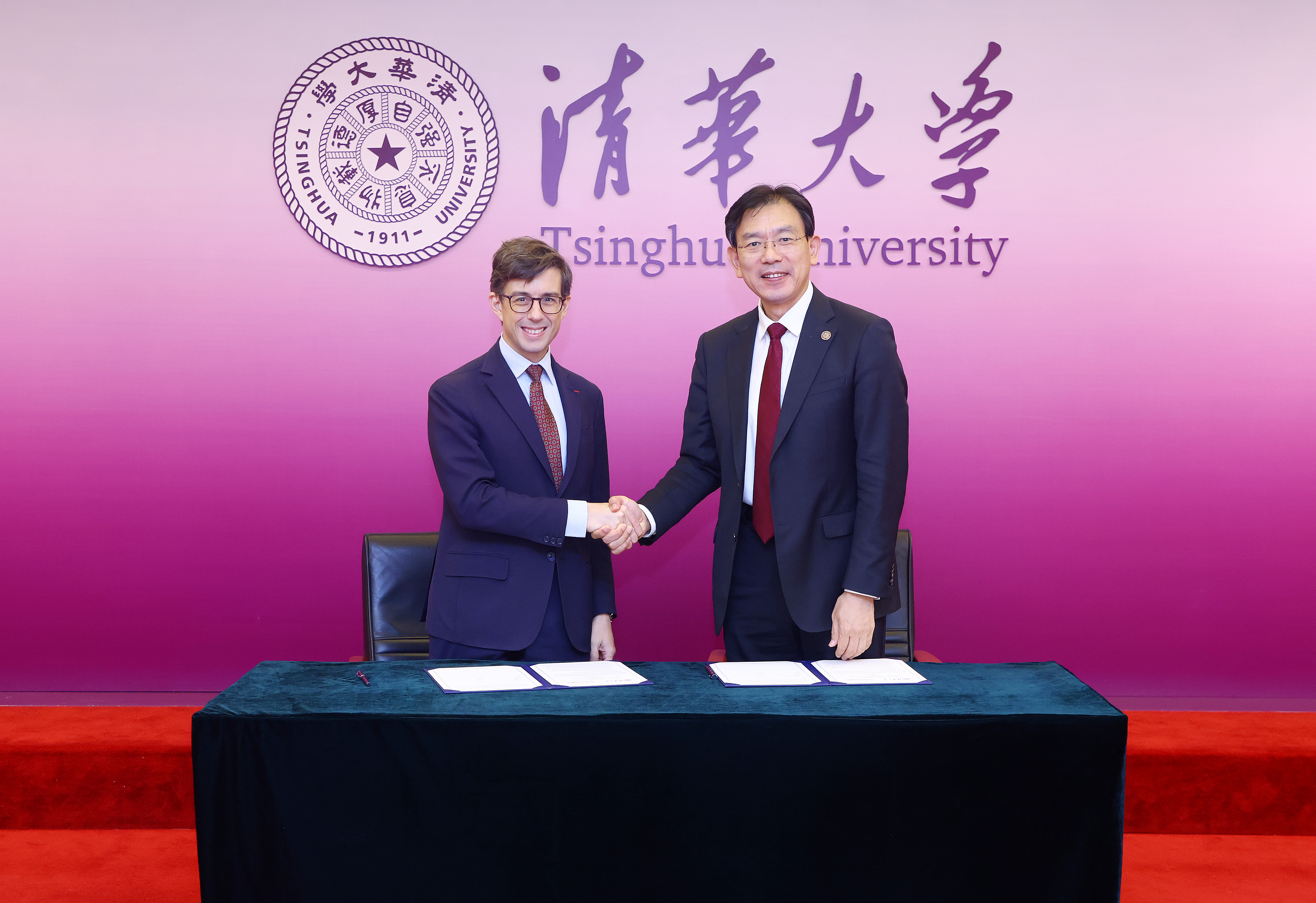 20261010-校长李路明会见巴黎政治大学校长路易斯·瓦熙-赵青松-签约1.JPG