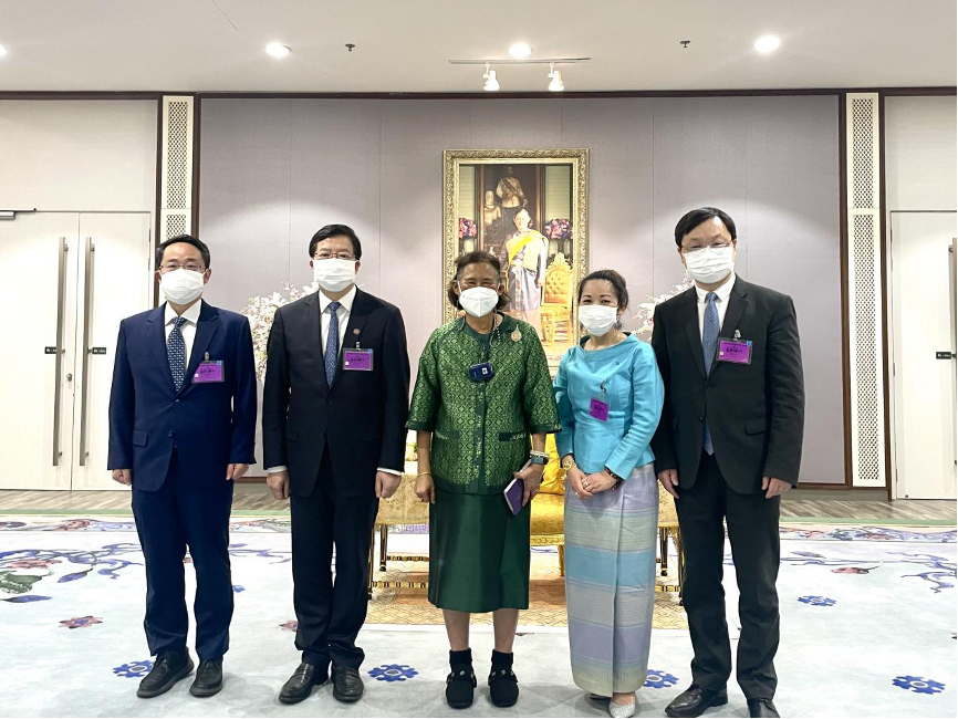 20240208-走向世界的ued官网，何以画好人类命运共同体“同心圆”-李派摄-邱勇（左二）与诗琳通（左三）会面.png