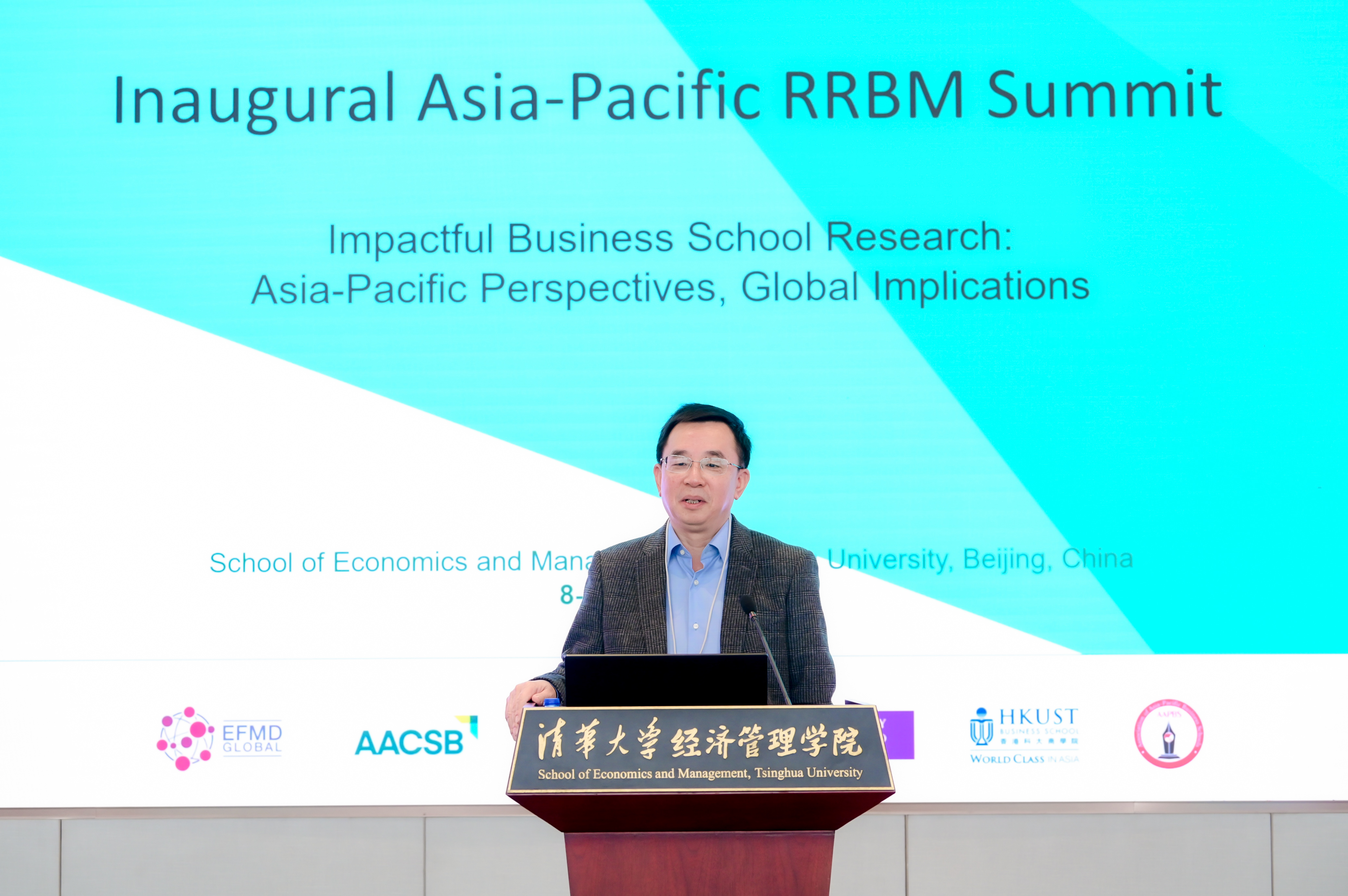 20241009-“负责任的商业和管理研究亚太区研讨会”举行-司京生摄影-刘作仪做主旨演讲.jpg