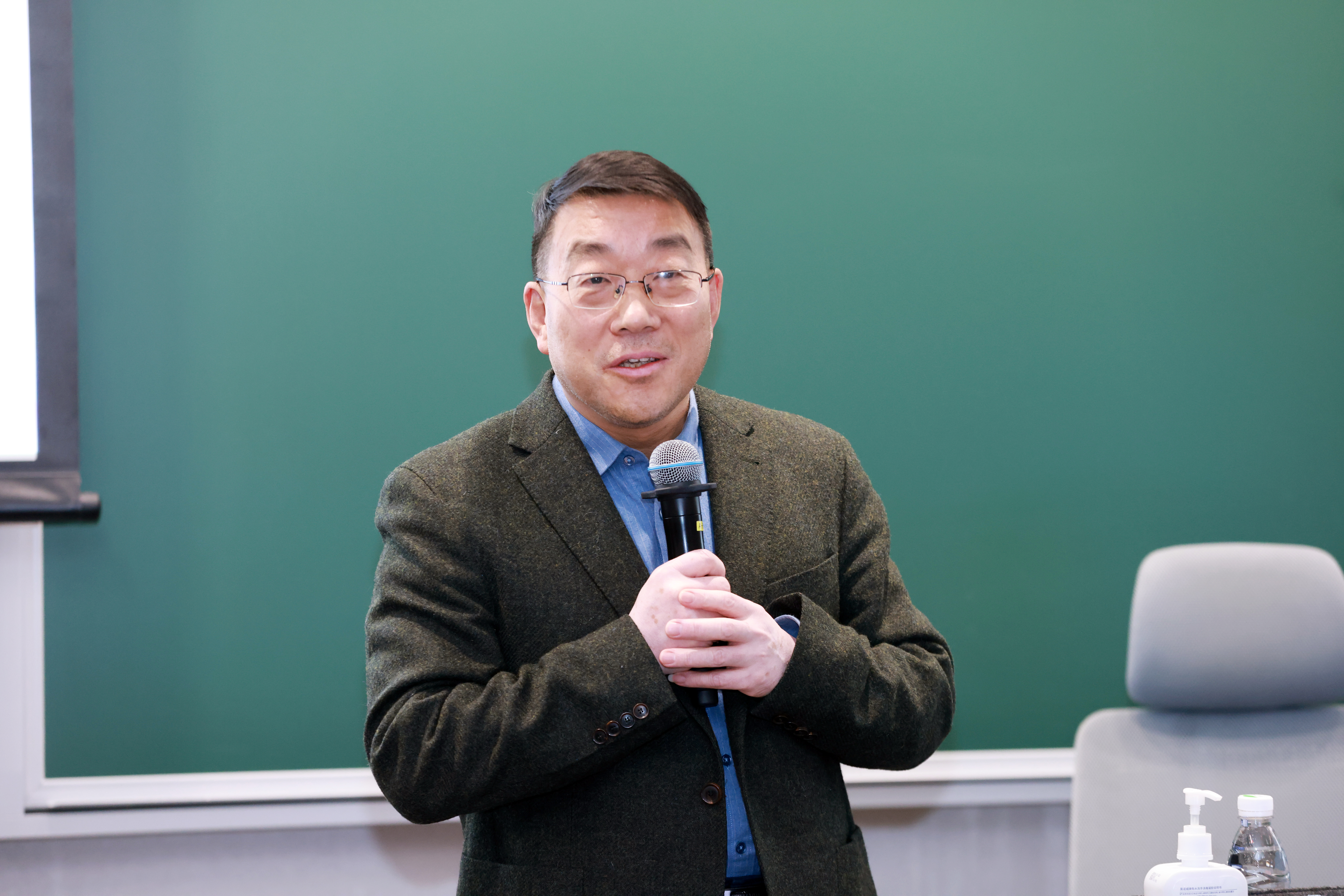 20241227-ued官网登录入口举办2024年哲学社会科学骨干教师专题研讨班-常志东-杨雪冬作专题报告.JPG