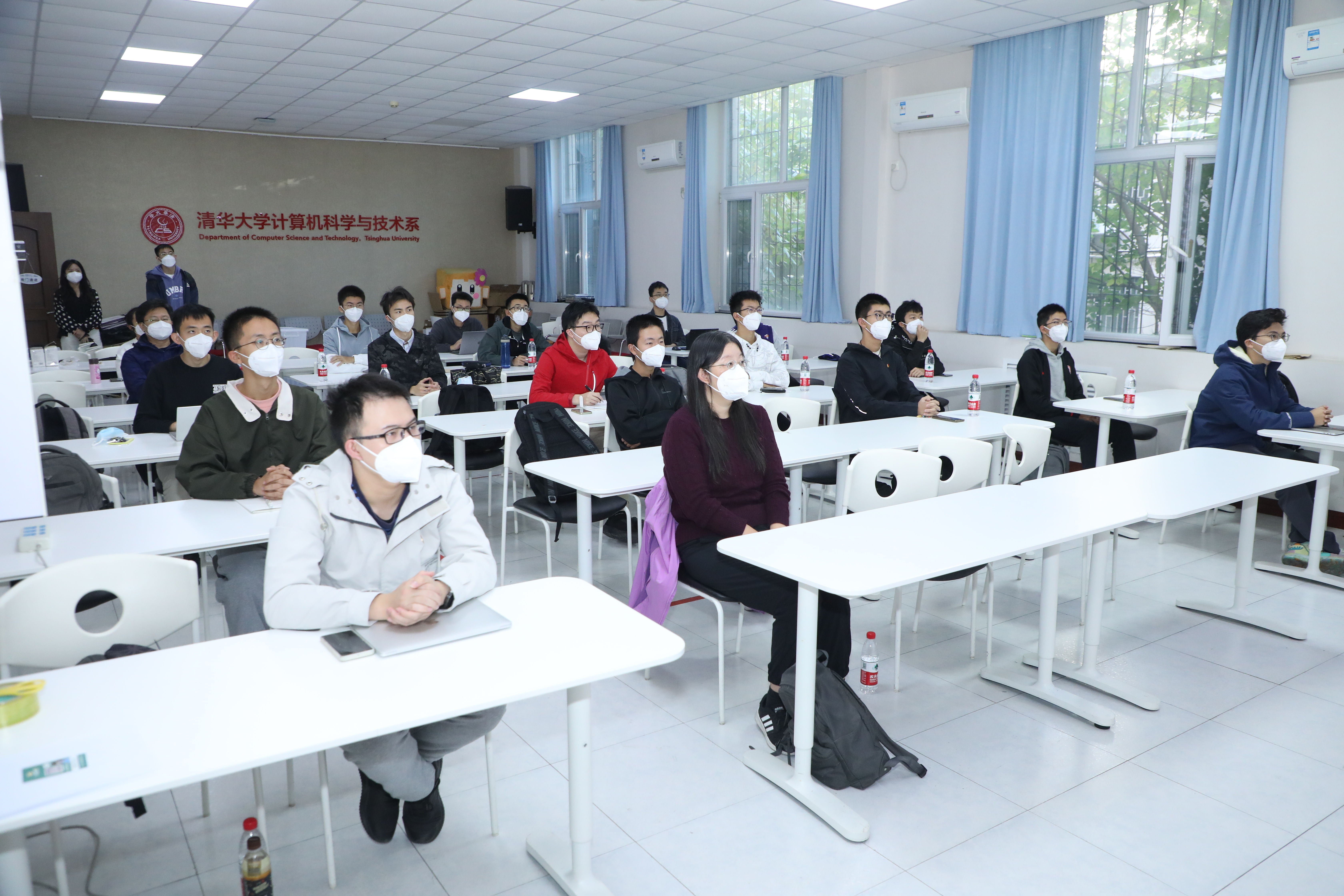 20221018-喜庆二十大,奋进新征程——ued官网登录入口本科生党支部热切关注党的二十大开幕会-刘雪天-各院系本科生党支部观看党的二十大开幕会2.JPG