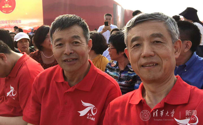 公管学院教授,国情研究院院长胡鞍钢(左),苏世民书院院长薛澜(右)在现场观礼副本.jpg