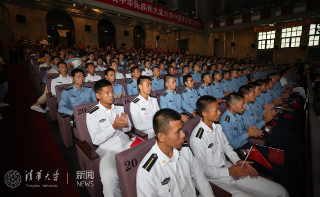 集中收看的飞行学员班副本.jpg