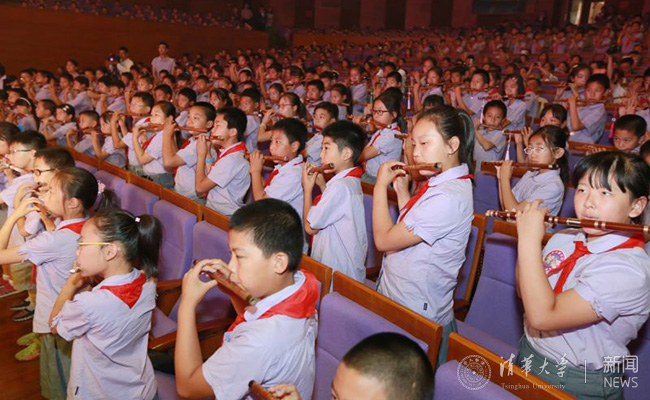 台下小同学们聚精会神欣赏.jpg